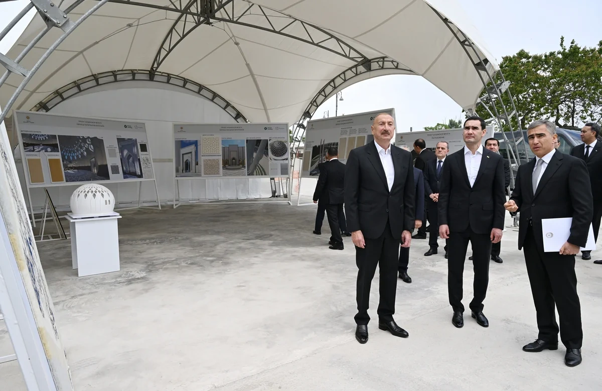 Prezidentlər Şuşa məscidində tikinti işlərinin gedişi ilə tanış oldular - FOTO