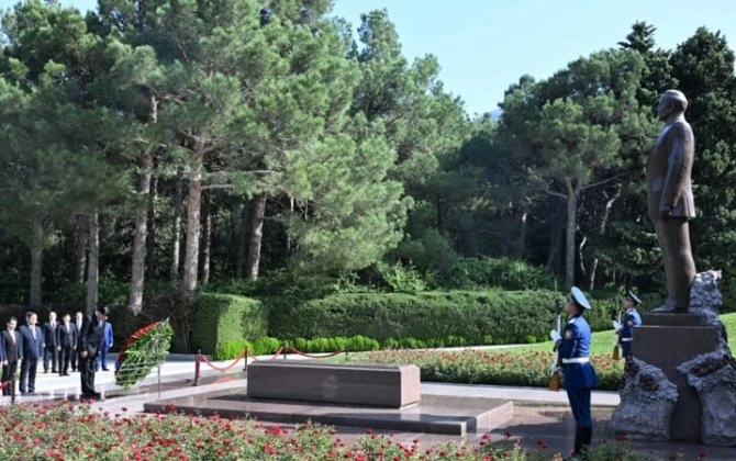Laos Prezidenti Fəxri xiyabanı ziyarət etdi - FOTO