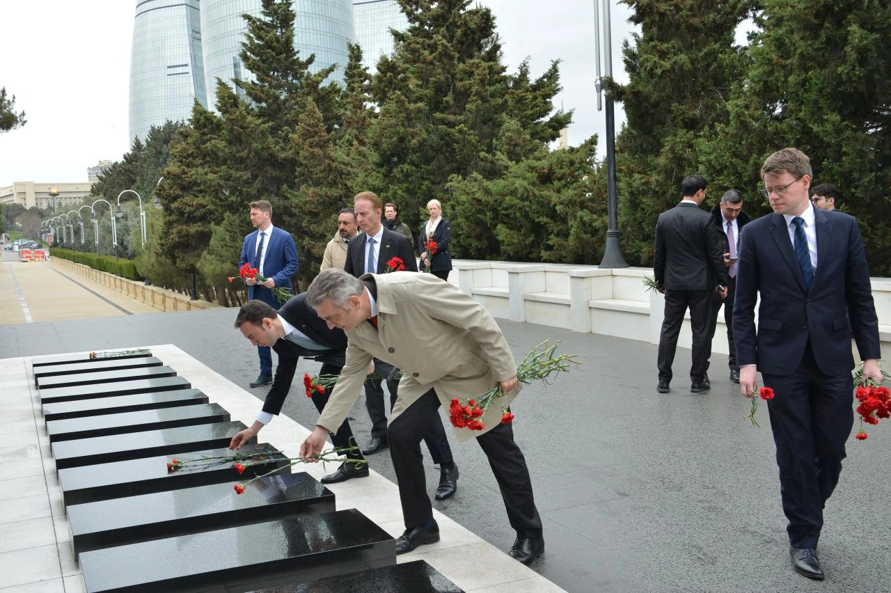 Almaniya Bundestaqının nümayəndə heyəti Şəhidlər xiyabanını ziyarət etdi - FOTOLAR