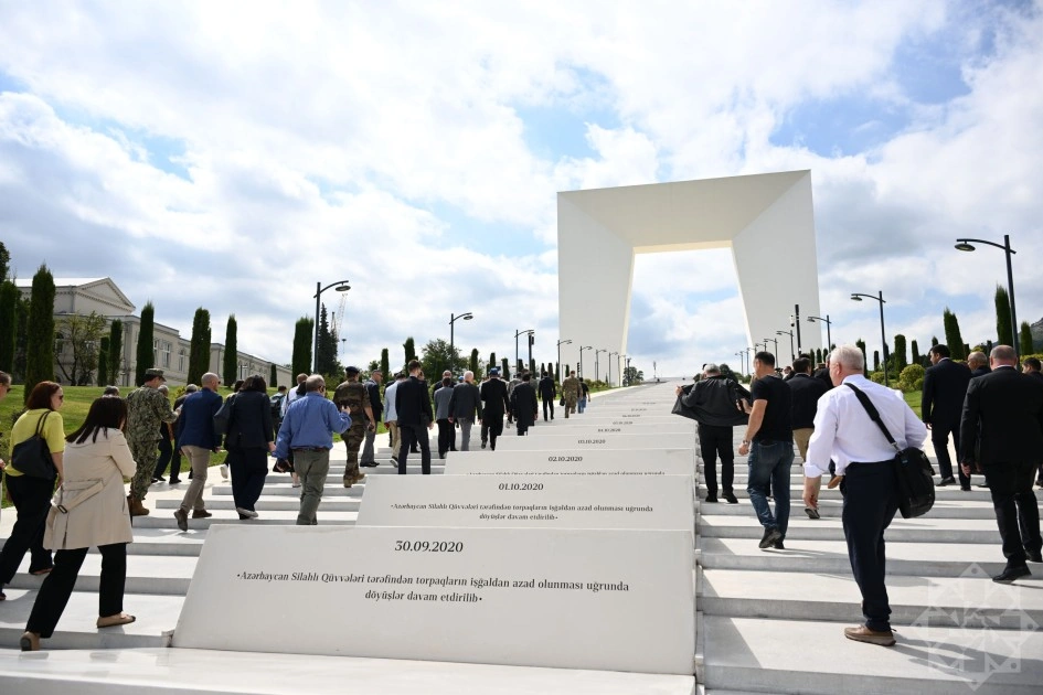 Diplomatik korpusun nümayəndələri Xankəndi Zəfər parkında - FOTOLAR