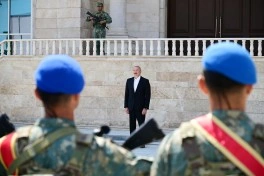 Prezident Naxçıvanda yeni komando hərbi hissələrinə Döyüş bayraqlarının verilməsi mərasimində iştirak edib - FOTO