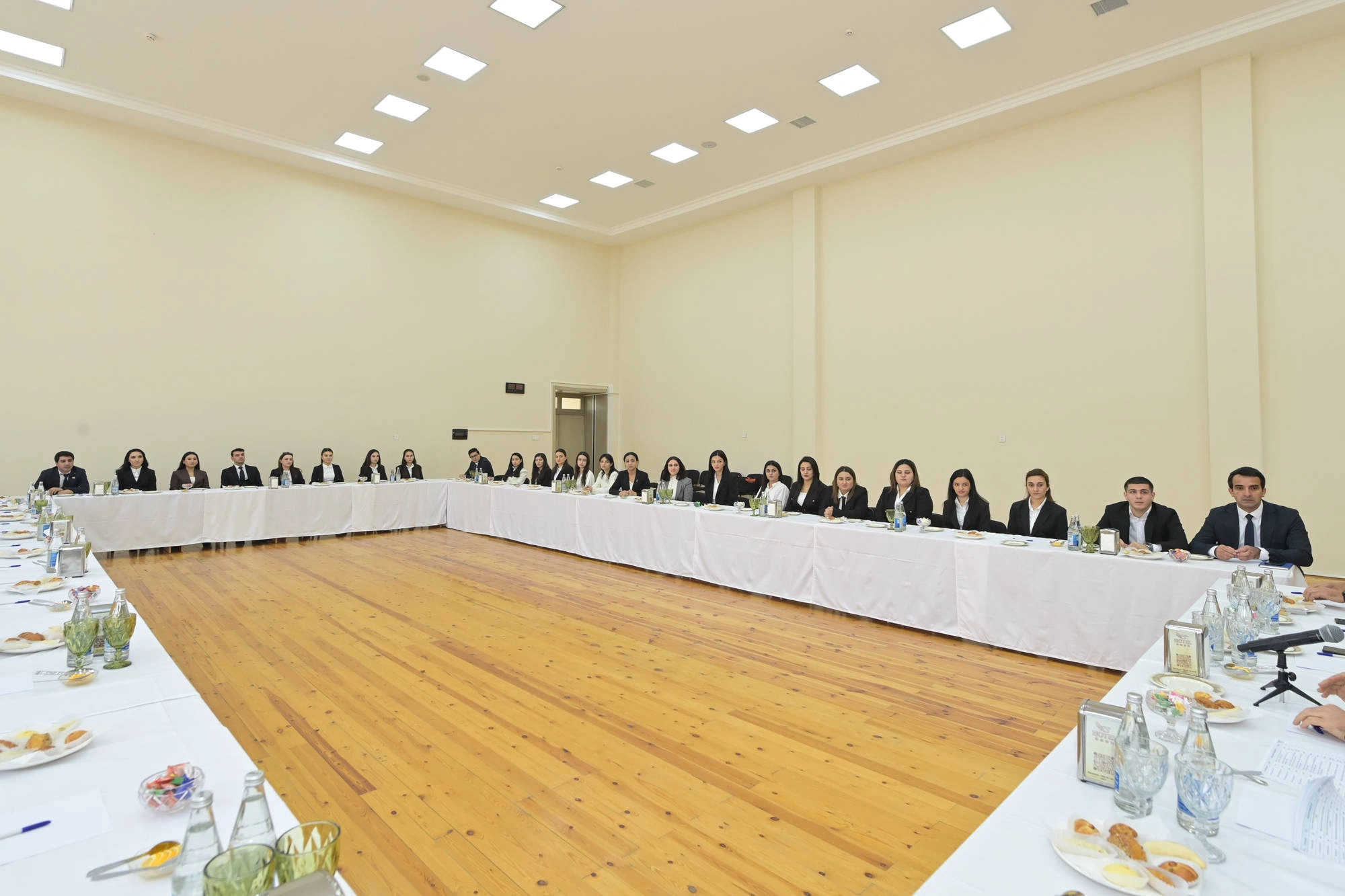 Emin Əmrullayev Mingəçevirdə gənc müəllim və direktorlarla görüşdü - FOTO