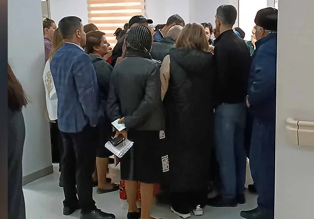 Dövlət xəstəxanalarında bitməyən növbələr: Həkim qəbuluna düşmək niyə bu qədər çətinləşib? - FOTO