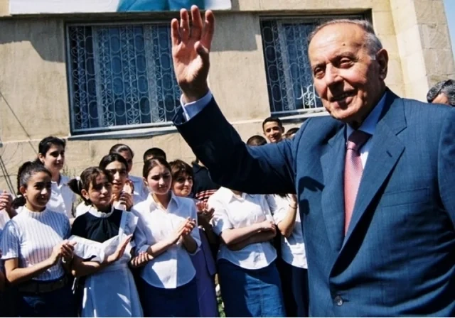 "Mən yer üzündə müəllimdən yüksək ad tanımıram" - Ulu öndərin təhsilə verdiyi müstəsna dəyər - FOTO