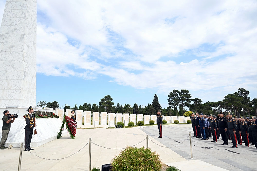 Müdafiə Nazirliyinin rəhbər heyəti Fəxri Xiyaban, Zəfər parkı və Hərbi Memorial Məzarlığı ziyarət etdi - FOTO/VİDEO