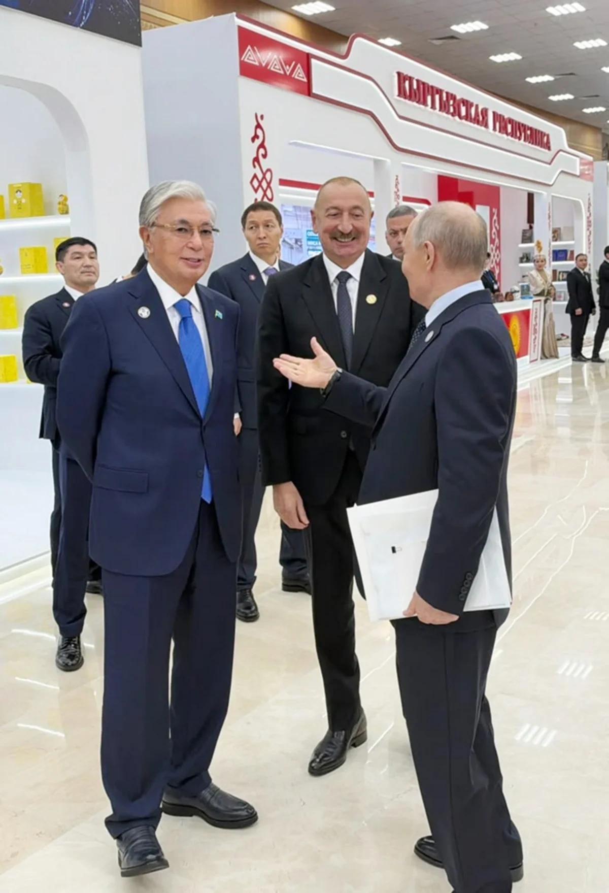 İlham Əliyev "Avaza" Kompleksində iştirakçı ölkələrin milli stendləri ilə tanış olub - FOTO