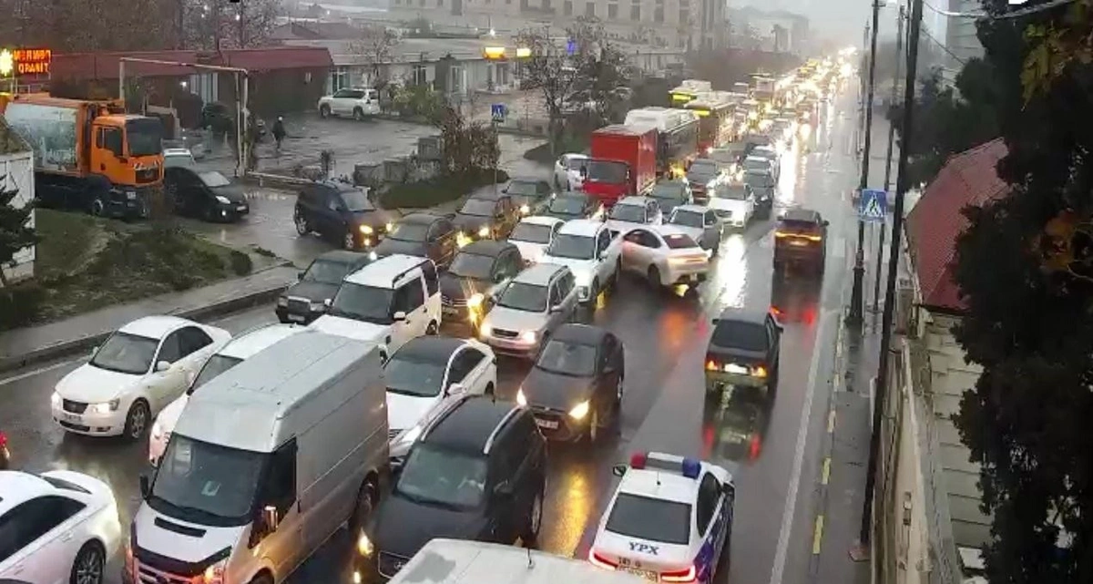 Bakıda 14 istiqamətdə tıxac var - SİYAHI