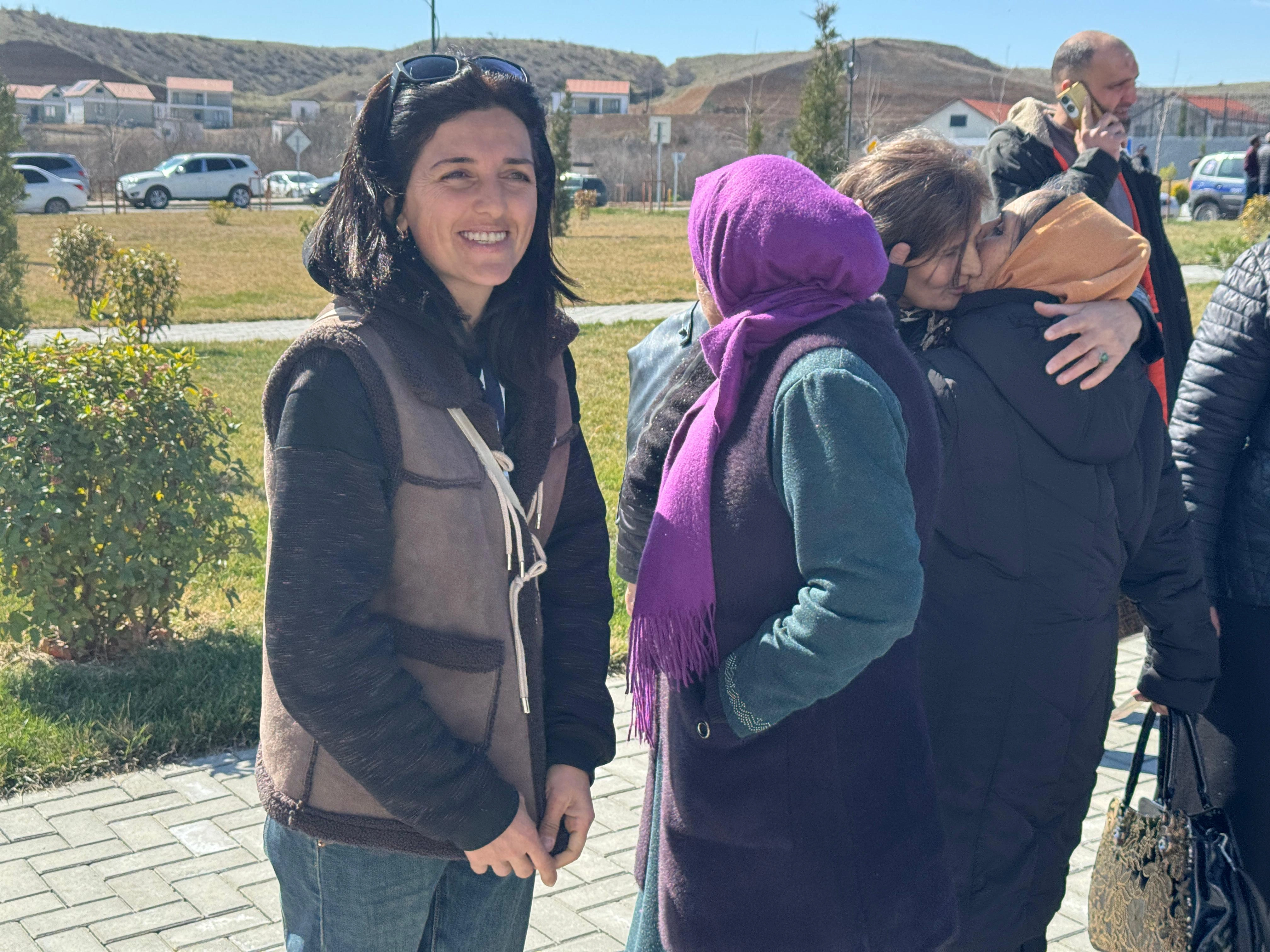 Növbəti köç karvanı Horovlu kəndinə çatdı, açarlar təqdim olundu - FOTO