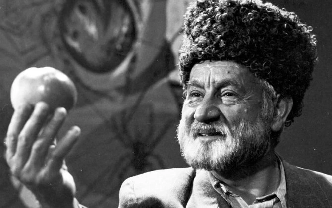 “Atamın barelyefini binaya vurmağa icazə vermədilər, amma başqa sənətkarların...” - xalq artistinin qızından ETİRAZ