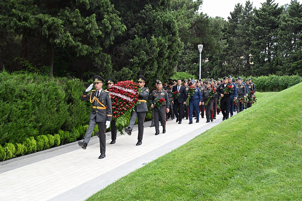 Müdafiə Nazirliyinin rəhbər heyəti Fəxri Xiyaban, Zəfər parkı və Hərbi Memorial Məzarlığı ziyarət etdi - FOTO/VİDEO