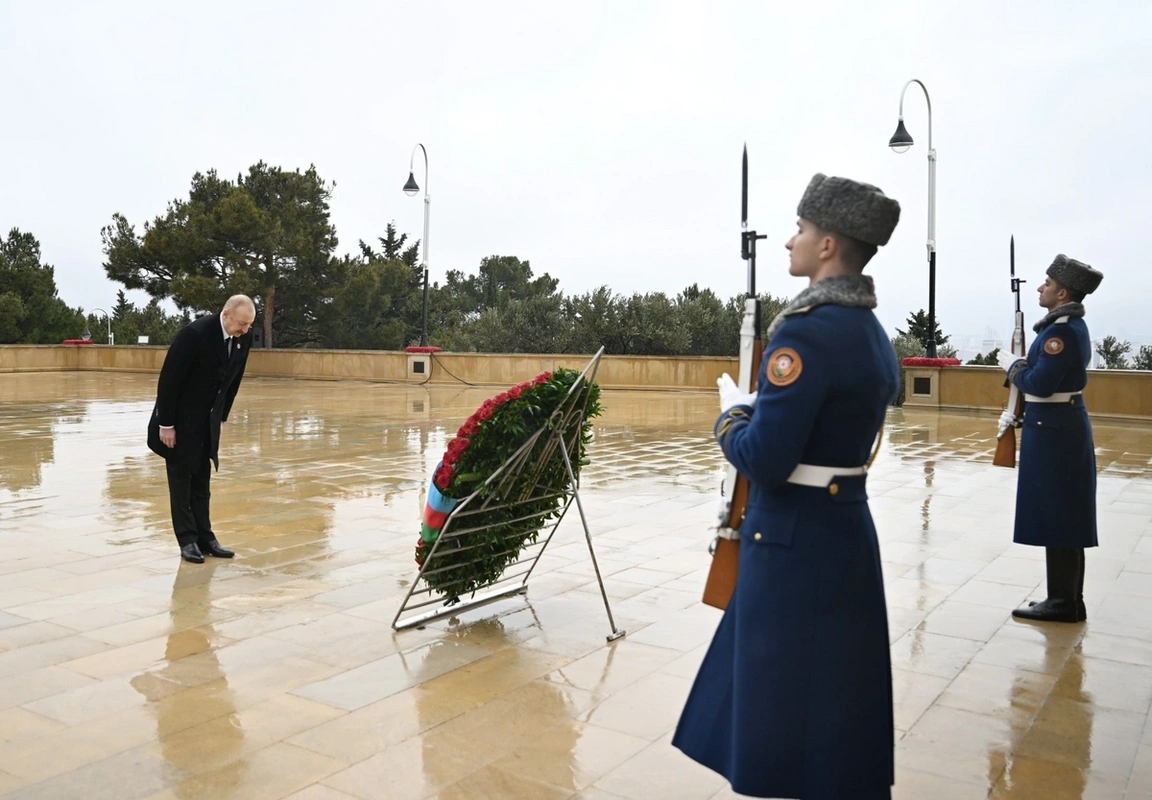 İlham Əliyev 20 Yanvar şəhidlərinin xatirəsini yad etdi - FOTOLAR