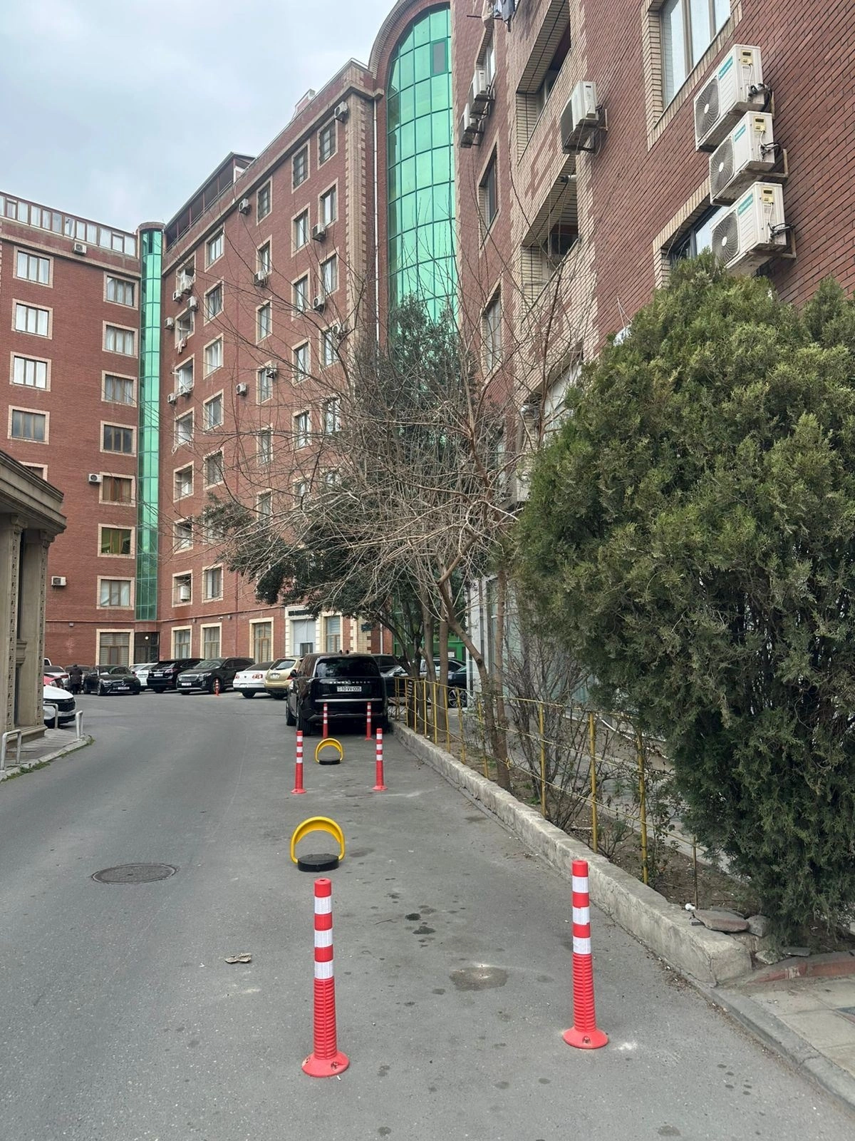Bakıda "Land Rover"in sürücüsü həyəti özününküləşdirdi - FOTOLAR