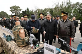 Azərbaycan müdafiə naziri və Özbəkistanın hərbi nümayəndə heyəti komando hərbi hissəsində olublar - FOTO - VİDEO