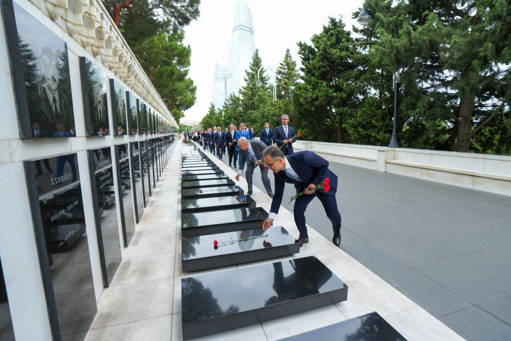 Dövlət Komitəsinin kollektivi Fəxri xiyabanı və Şəhidlər xiyabanını ziyarət edib - FOTO