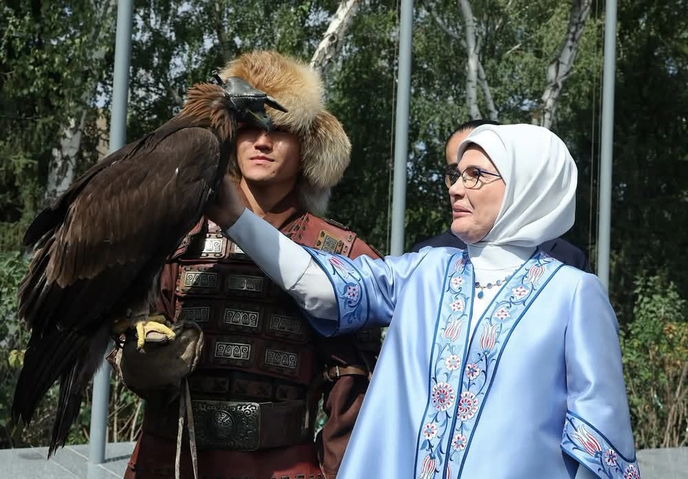 Mehriban Əliyeva Bişkekdə əl işləri sərgisini ziyarət edib - FOTO