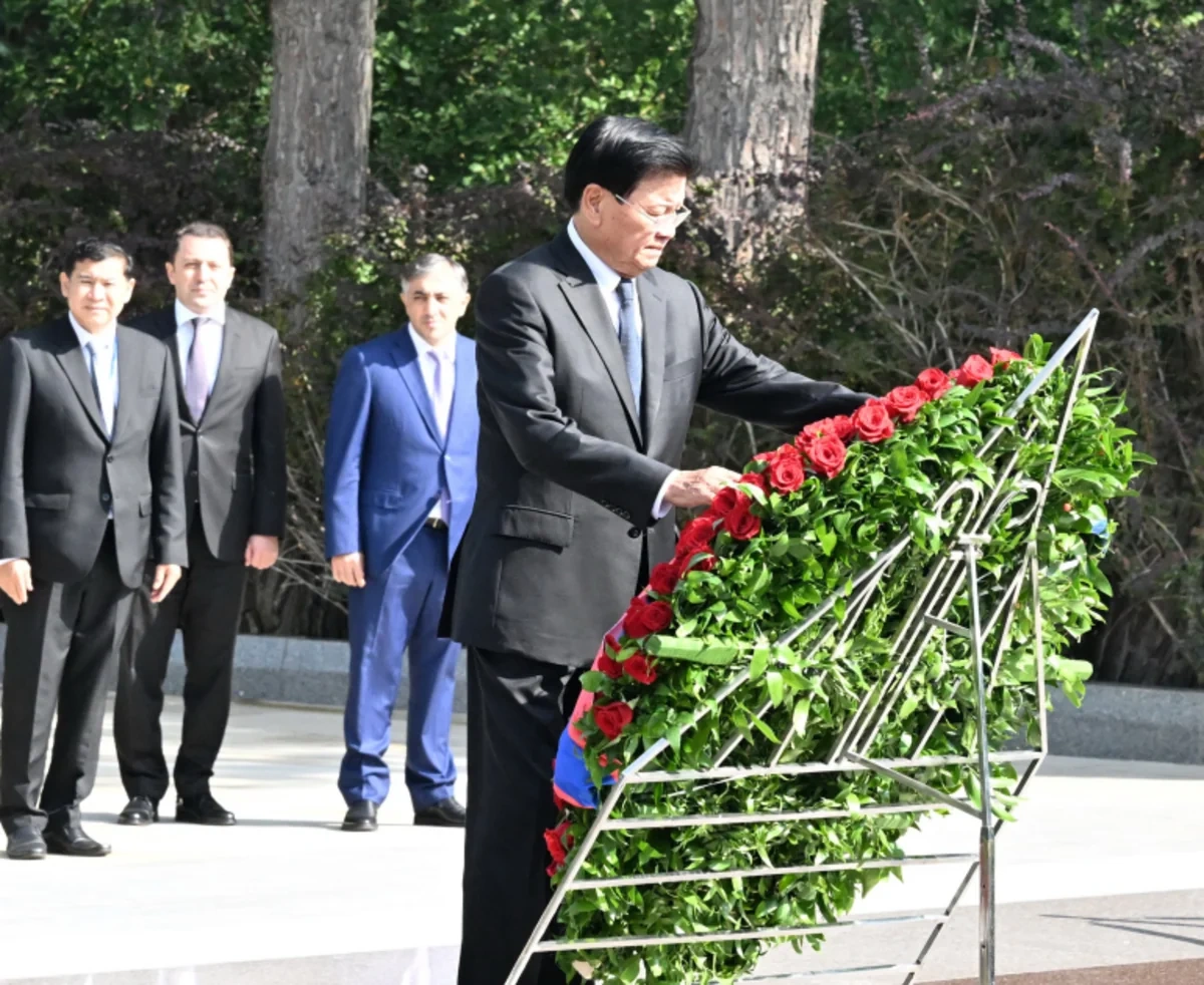 Laos Prezidenti Fəxri xiyabanı ziyarət etdi - FOTO