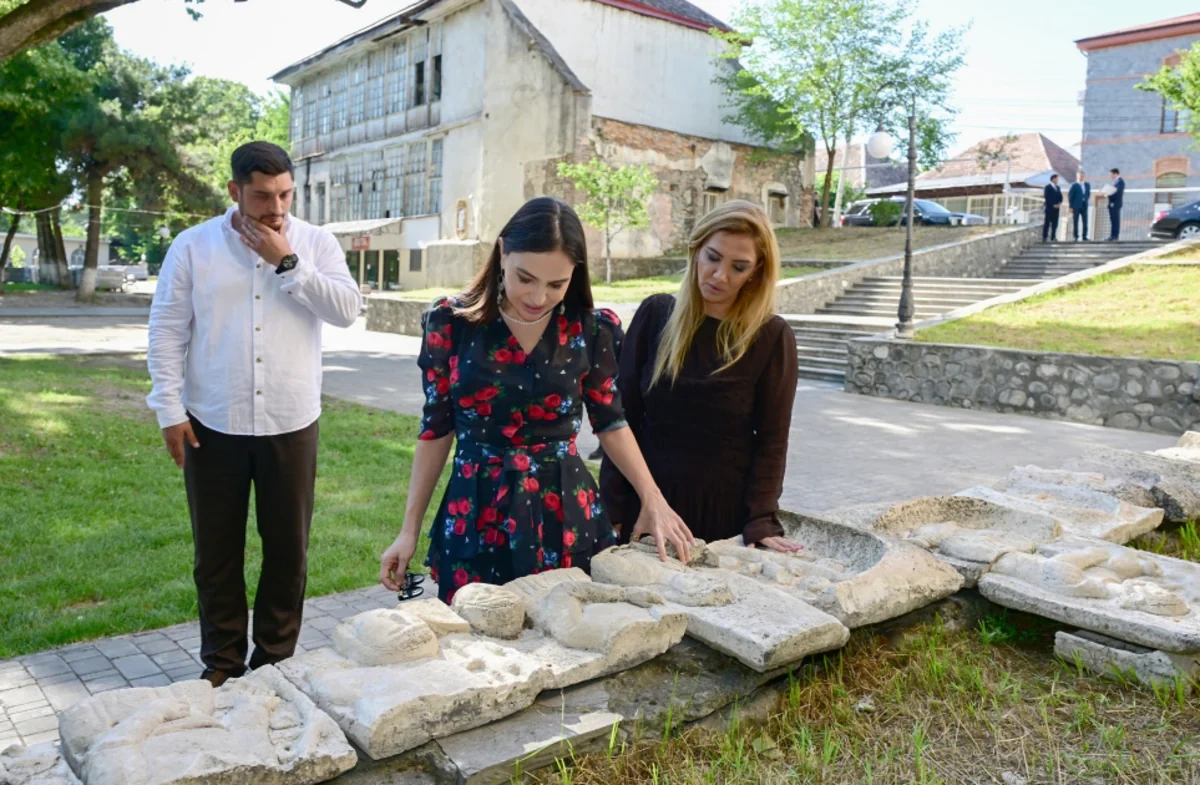 Leyla Əliyeva Şəkidəki Məhəmməd Füzuli adına parkda görülən işlərlə tanış olub - FOTO