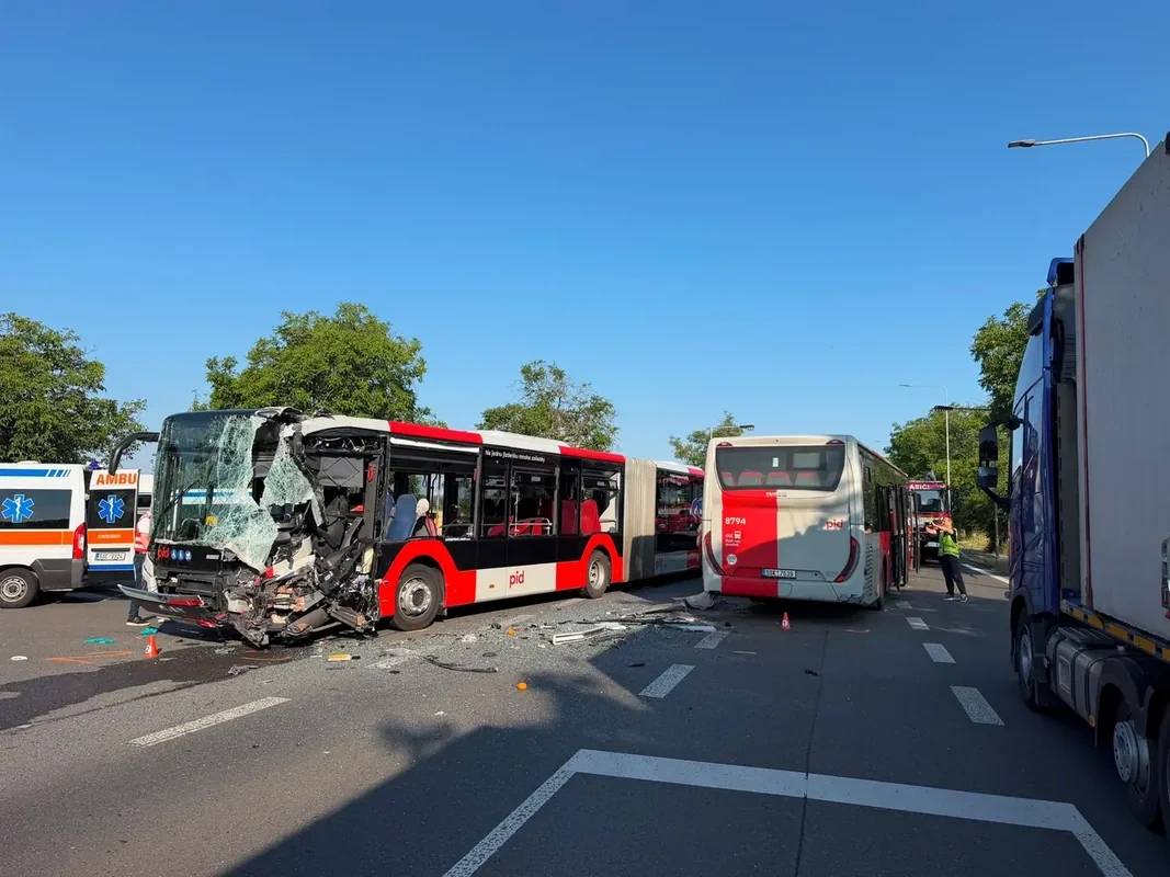 Praqa yaxınlığında avtobuslar toqquşdu: Xəsarət alanlardan birini helikopterlə apardılar - FOTO