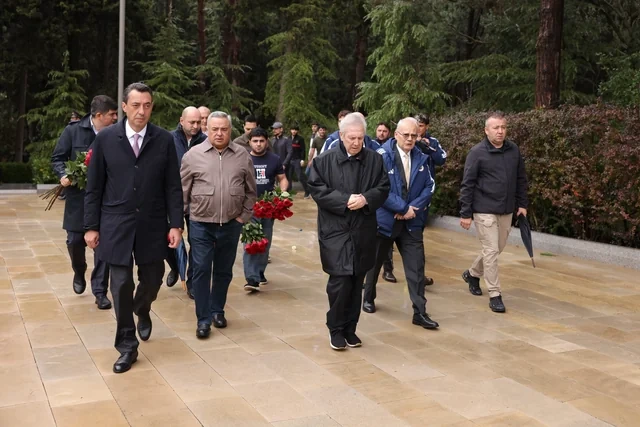 "Fənərbağça"nın nümayəndələri Heydər Əliyevin məzarını və Şəhidlər xiyabanını ziyarət ediblər - FOTO