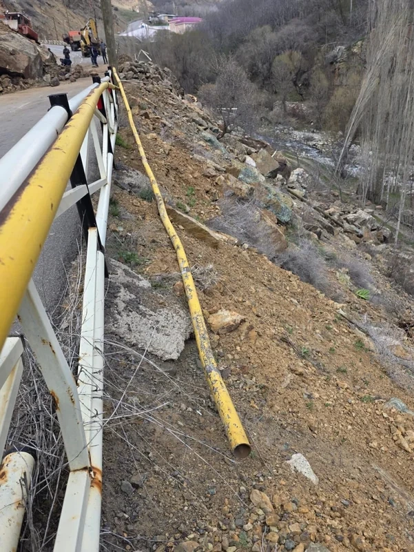 Ordubadda qaya uçqunu nəticəsində 32 ev qazsız qalıb - FOTO