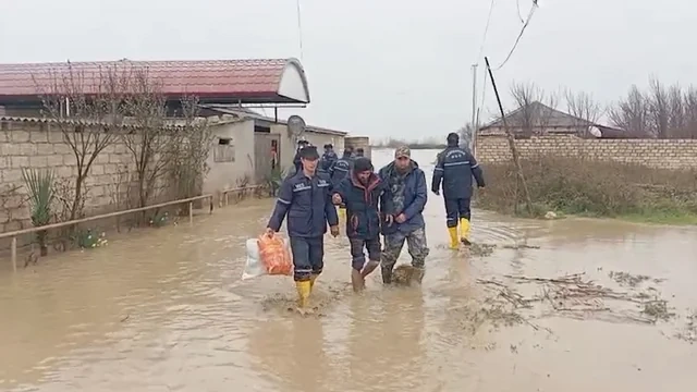 Xaçmazda selin fəsadları: 500-dən çox evi su basıb, avtomobil körpüsü dağılıb - FOTO - VİDEO