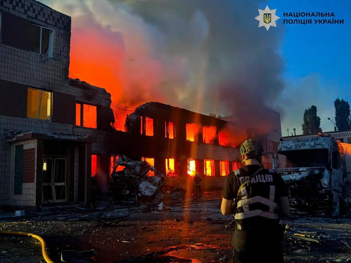 Qarşılıqlı zərbələr davam edir: Kiyevdə ölənlər var, Engels hava limanında yanğın - FOTO/VİDEO