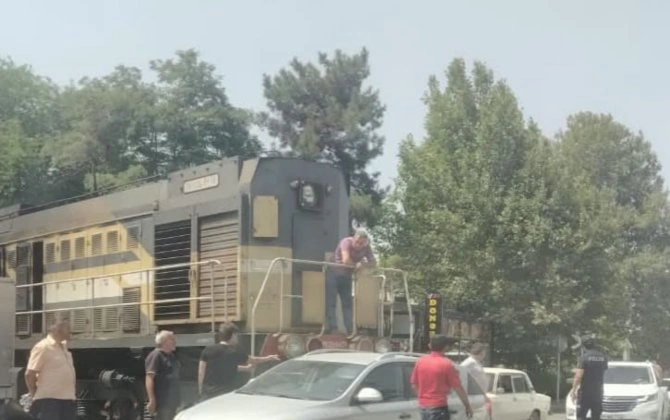 Gəncədə teplavoz avtomobilə çırpılıb - FOTO