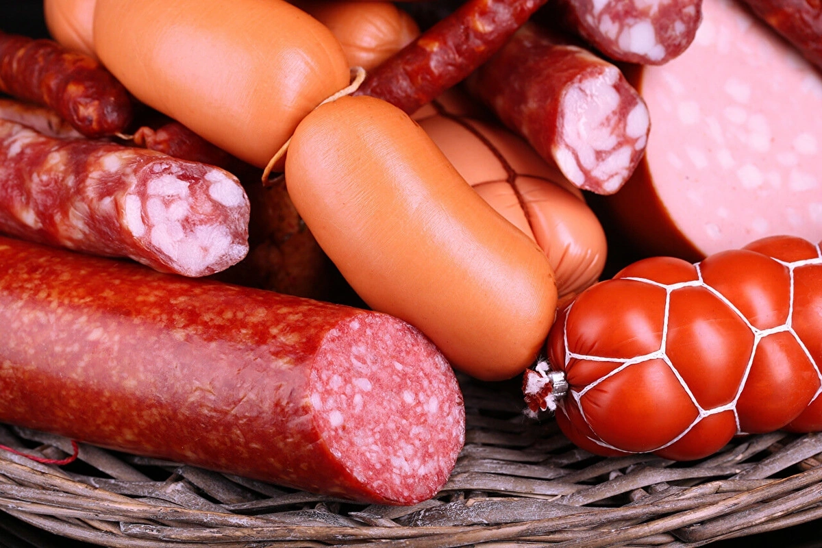Ət bahalaşır, kolbasa istehsalı artır - Alıcılar nəyə üstünlük verirlər?