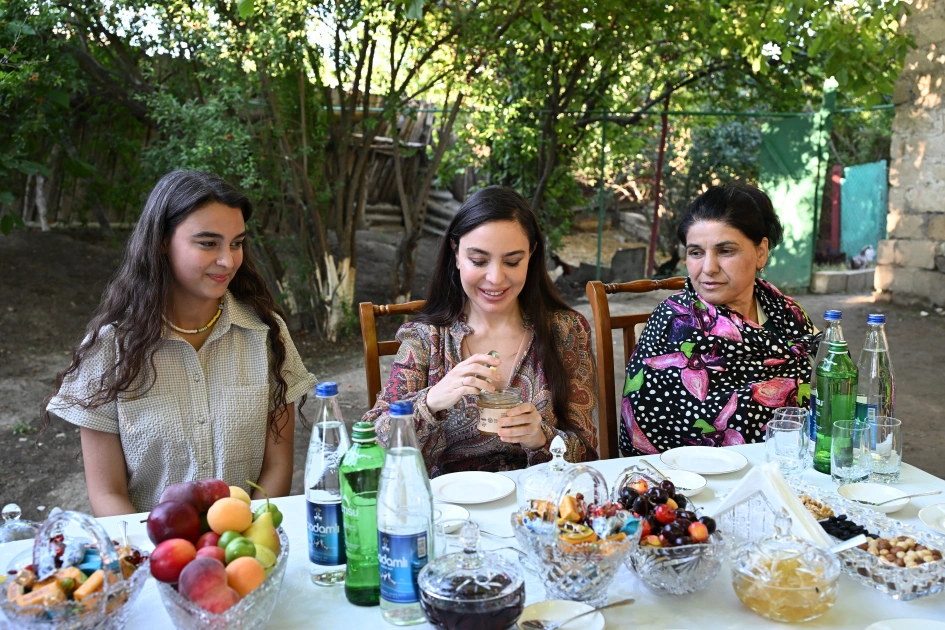 Leyla Əliyeva Yevlaxda “Gənc arıçı” layihəsinin iştirakçısı ilə görüşdü – FOTO