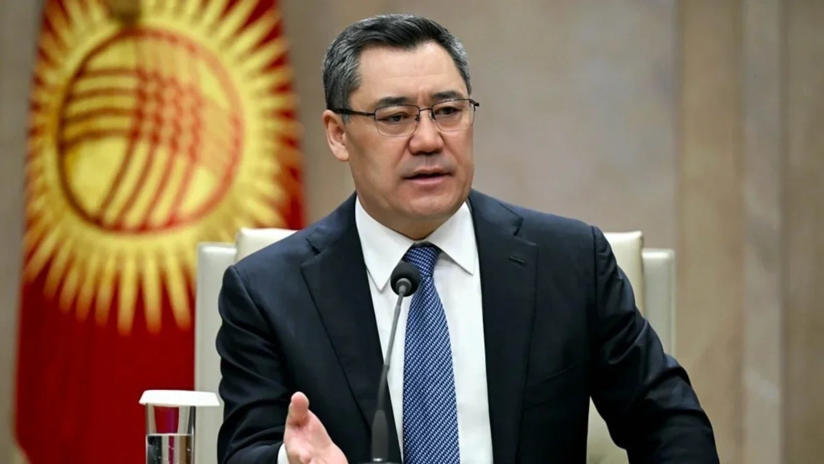 Qırğızıstan prezidenti nəvələrinə smartfonlardan istifadəni qadağan edib