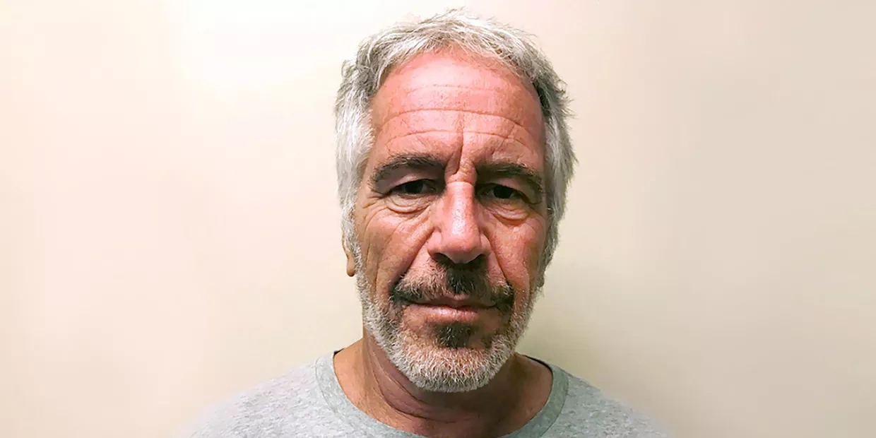 "Epşteynin yeni fotosessiyası: "Lolita" sitatları qadın bədənlərinə həkk olunub" - "The New York Times"