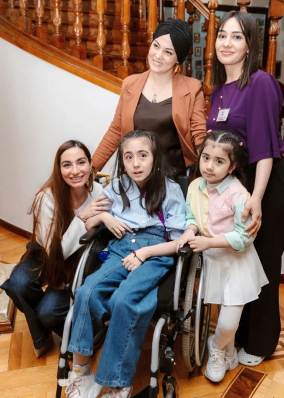 Leyla Əliyeva, Arzu Əliyeva və Alyona Əliyeva "Yaşama Dəstək" Mərkəzində olublar - FOTO