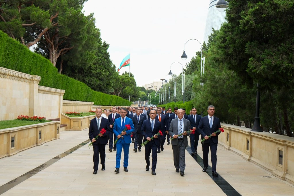 Dövlət Komitəsinin kollektivi Fəxri xiyabanı və Şəhidlər xiyabanını ziyarət edib - FOTO