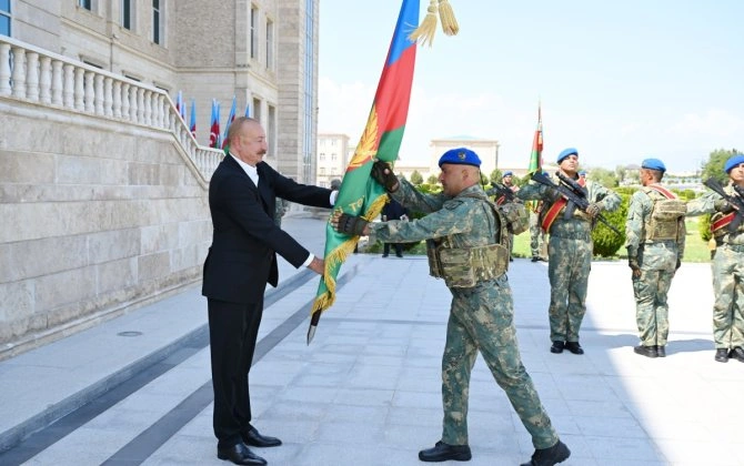 Prezident Naxçıvanda yeni komando hərbi hissələrinə Döyüş bayraqlarının verilməsi mərasimində iştirak edib - FOTO