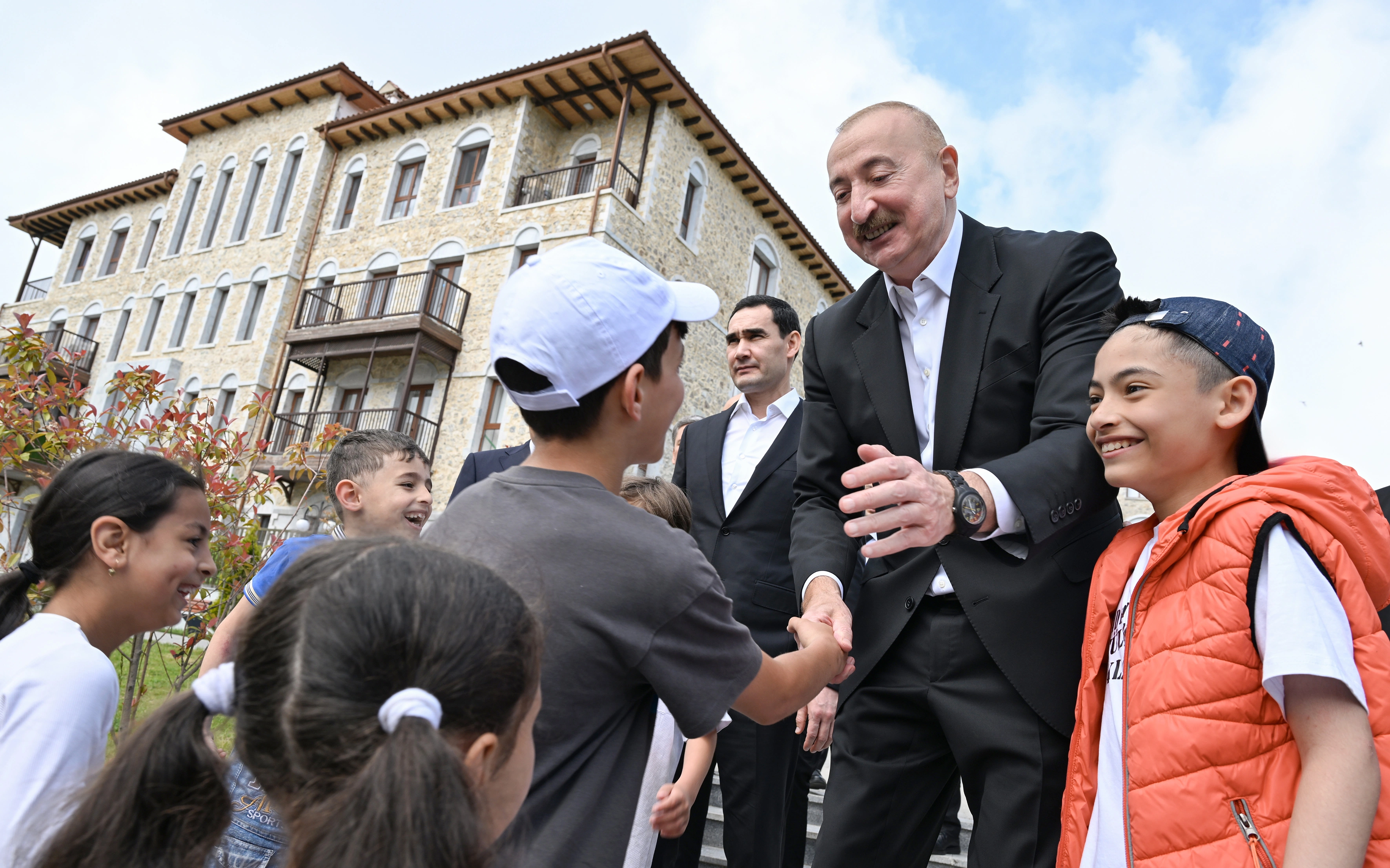 Prezidentlər Şuşa şəhərində inşa edilmiş birinci yaşayış kompleksində olublar - FOTO