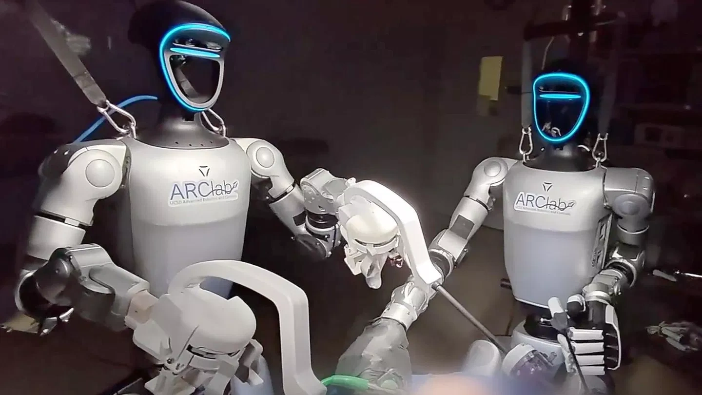 "Tarixdə ilk dəfə olaraq humanoid robotlar cərrahları əvəz etdi" - ABŞ mətbuatı