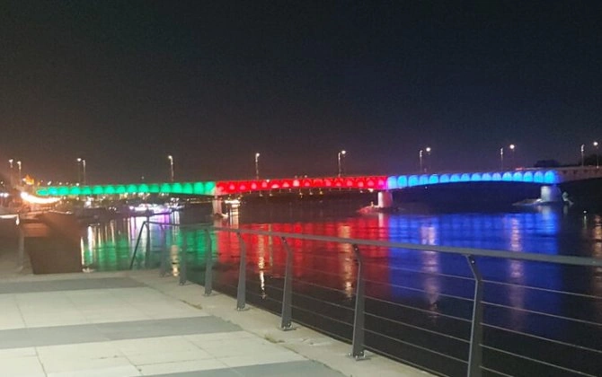 Varşavada Visla çayının üzəridəki körpü Azərbaycan bayrağının rənglərinə boyandı - FOTO