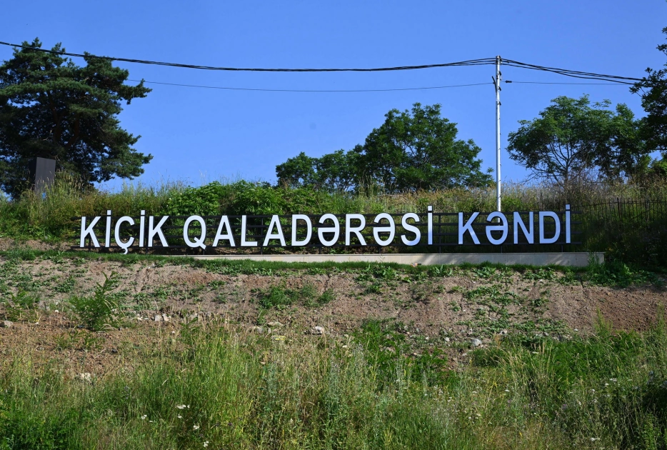Prezident İlham Əliyev Şuşanın Kiçik Qaladərəsi kəndində görülən işlərlə tanış olub və kəndə qayıdan sakinlərlə görüşüb