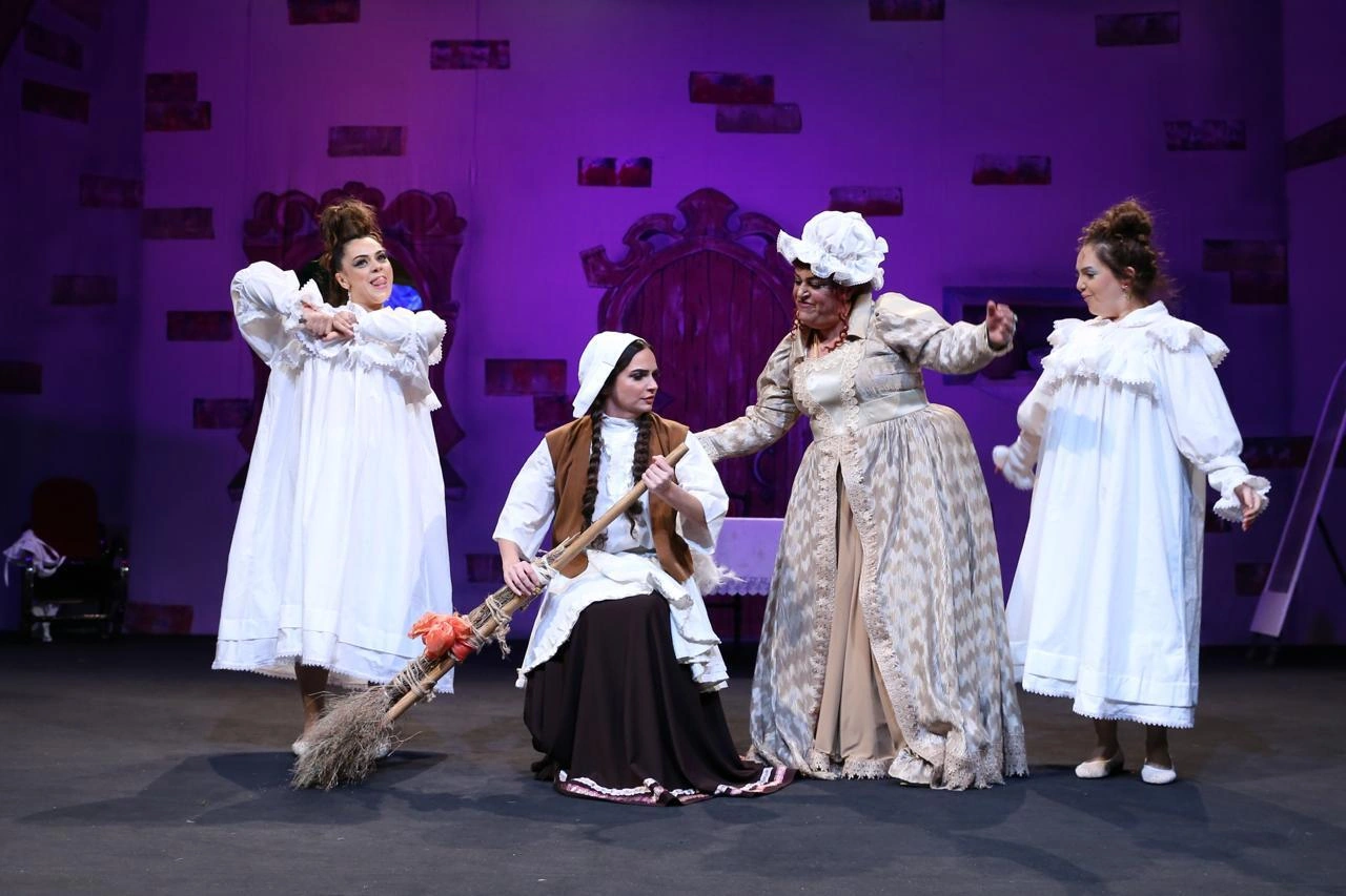 Gənc Tamaşaçılar Teatrında “Büllur başmaq” tamaşasının premyerası baş tutub - FOTO