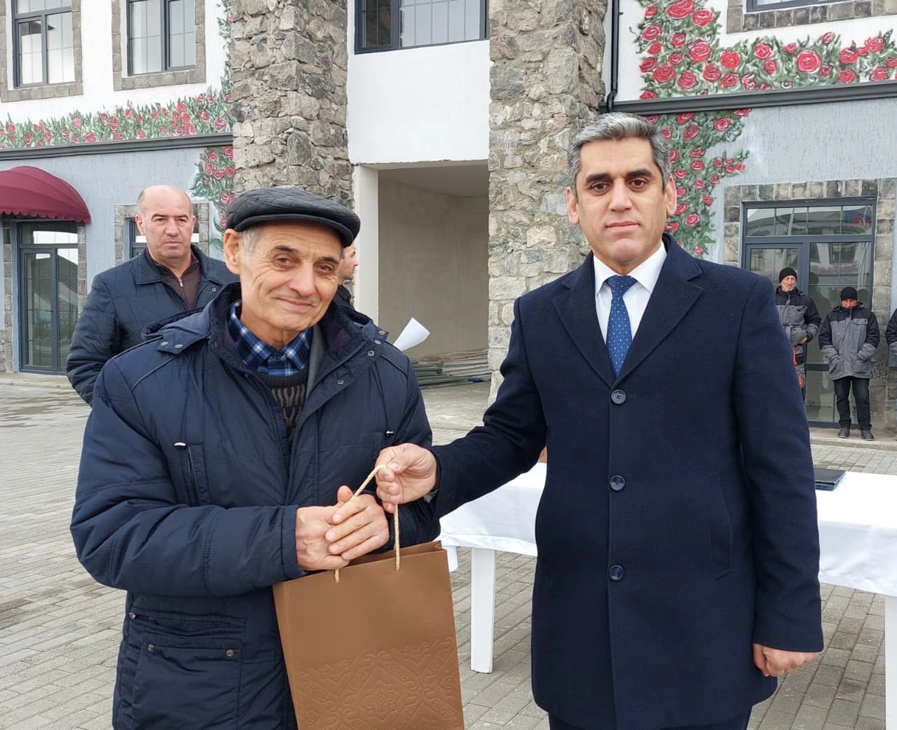 Köç karvanı Zəngilanın Məmmədbəyli kəndinə çatdı, açarlar təqdim edildi -FOTO