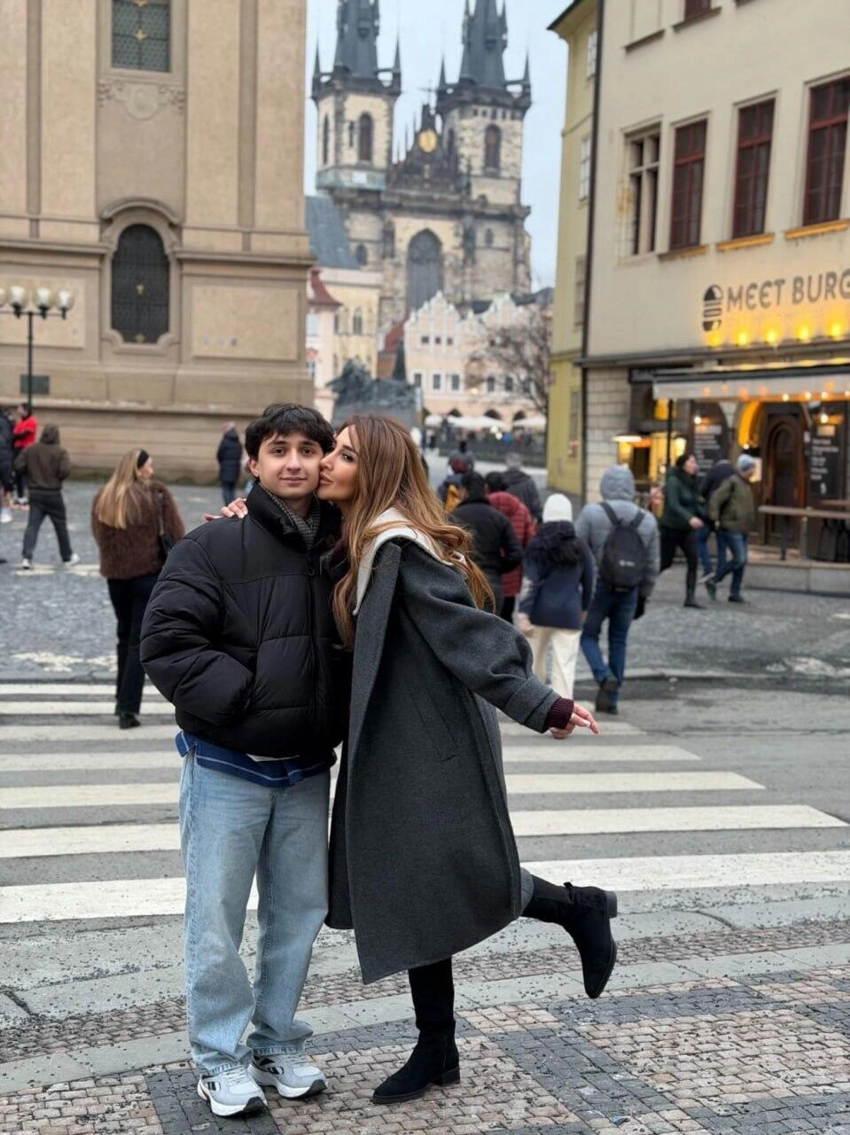 Oğlunun 18 yaşını Praqada qeyd etdi - FOTO