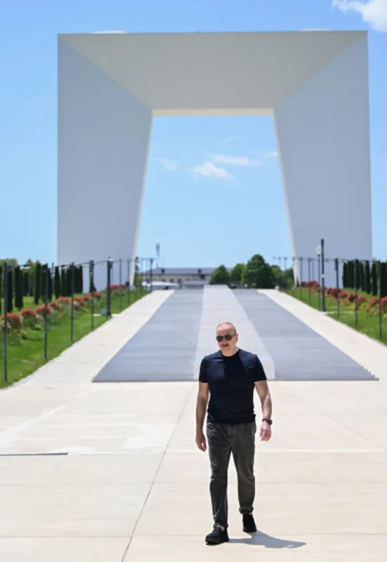 Prezident İlham Əliyev Xankəndi şəhərində Zəfər tağının önünə gül dəstələri düzüb - FOTO