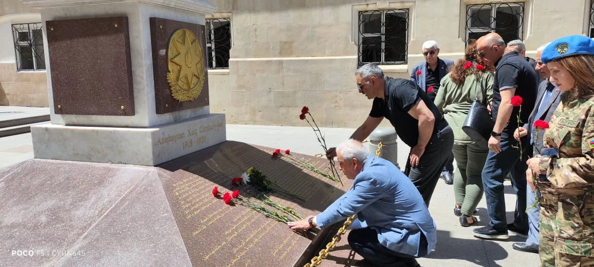 AzVP rəhbərliyi İstiqlal abidəsini ziyarət edib - FOTO