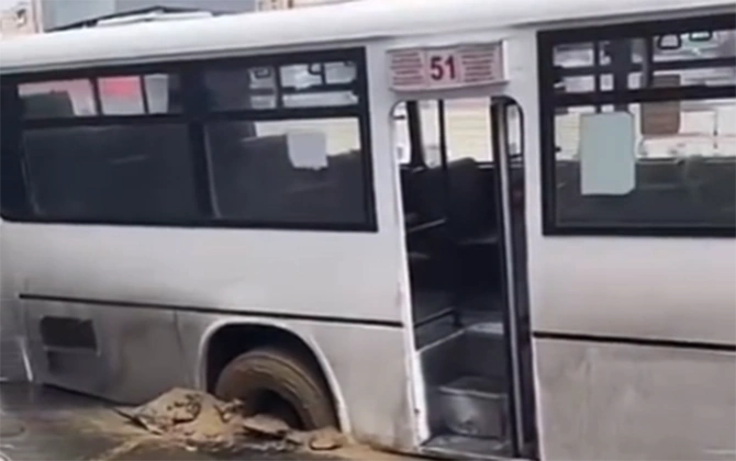 Bakıda sərnişin avtobusu çuxura düşdü - VİDEO