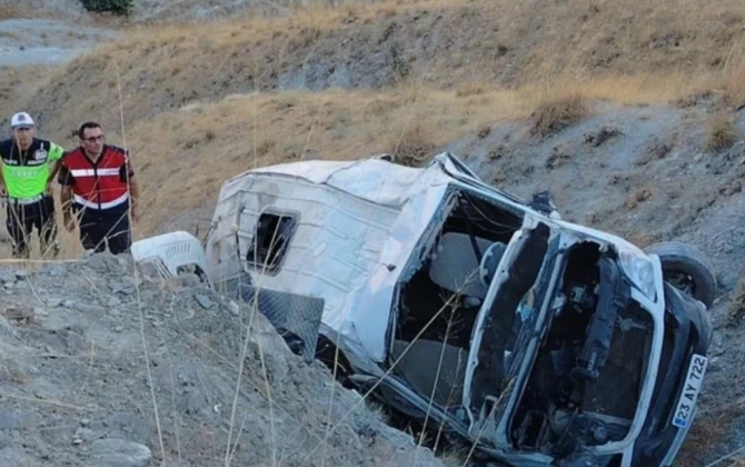 Mikroavtobus uçuruma aşdı - Xəsarət alanlar var