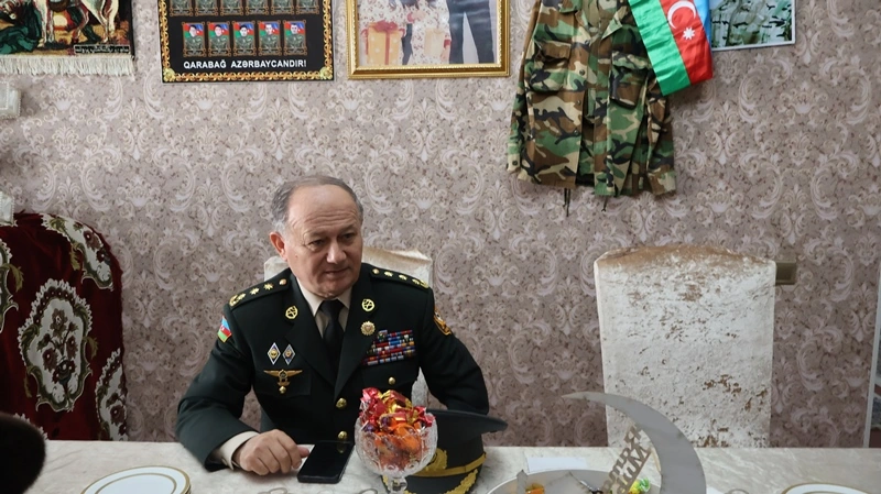Polkovnik Cəlil Xəlilov Şabranda şəhid Elvin İsgəndərovun ailəsini ziyarət edb
