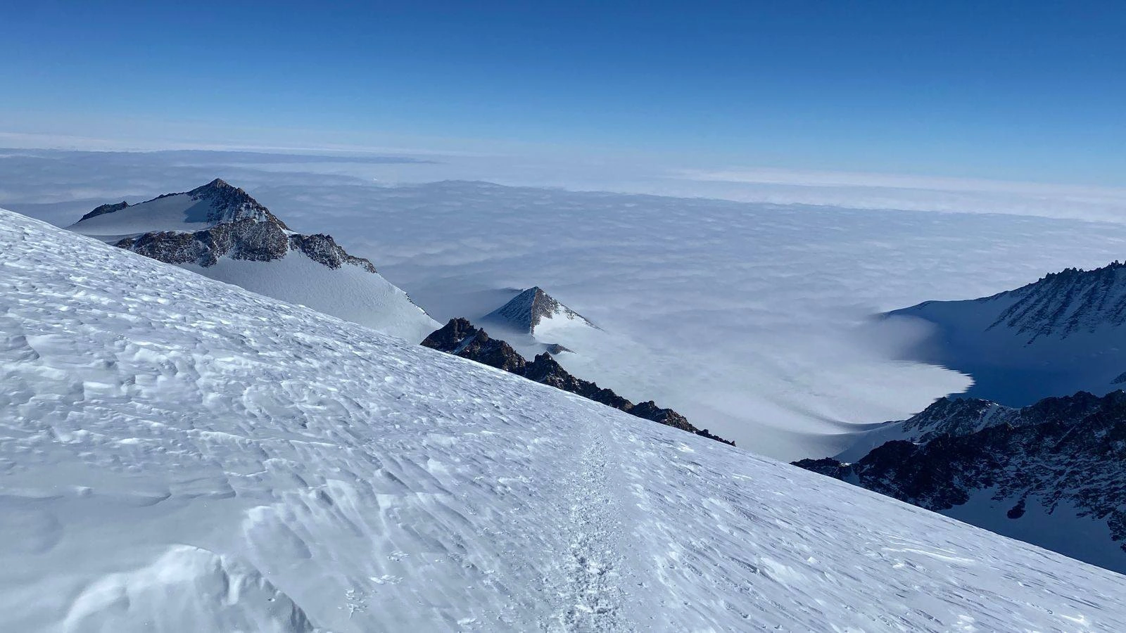 Azərbaycanlı alpinist Antarktidanın ən yüksək zirvəsini fəth etdi - FOTO