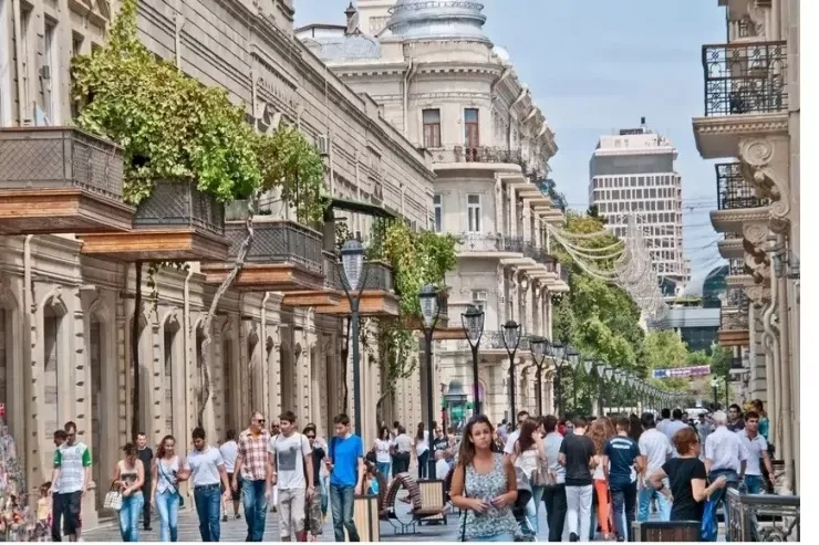 "Torqovı"da 12 yaşlı qız turisti qarət etdi, atası həbs olundu