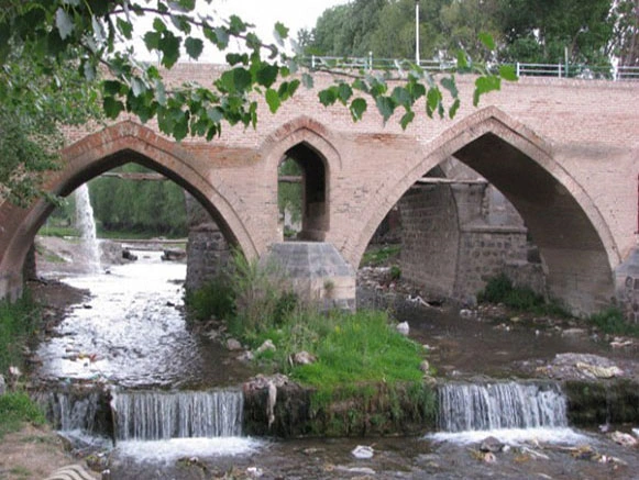 İranda Şah Abbasın tikdirdiyi tarixi körpü dağıdıldı...-FOTOLAR