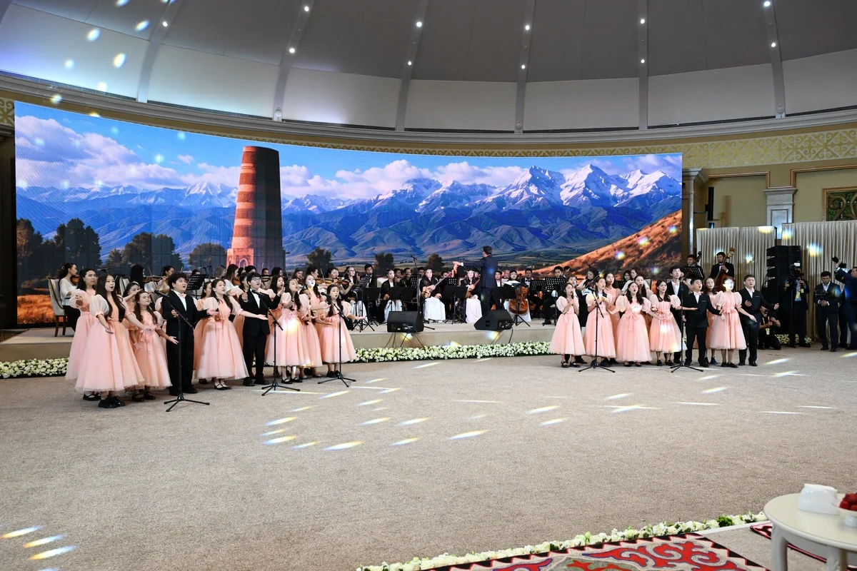 Mehriban Əliyeva Bişkekdə dekorativ-tətbiqi sənət ustalarının əl işlərindən ibarət sərgi ilə tanış oldu - FOTO